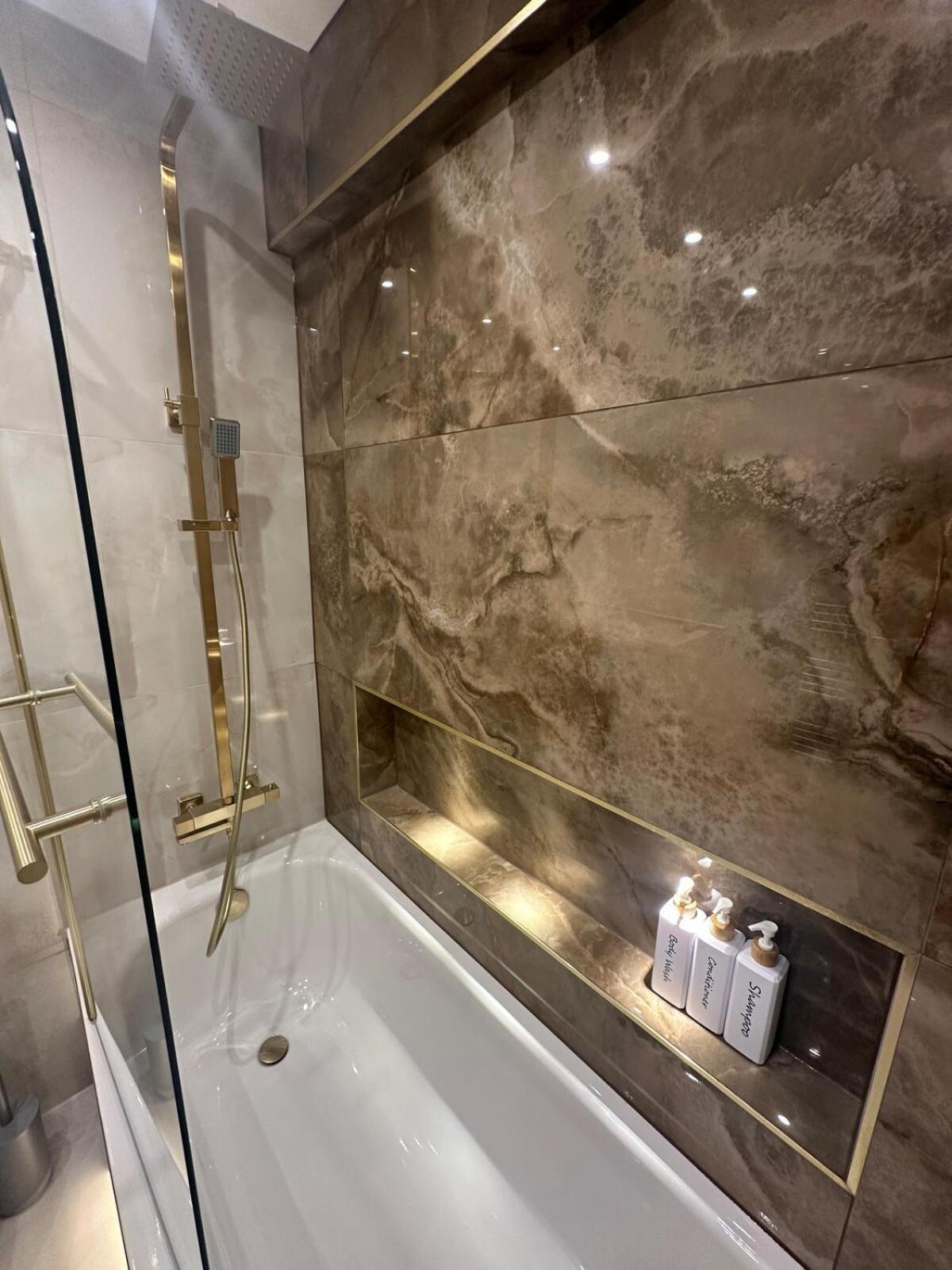 Luxurious & Spacious Modern 2bed Flat * London